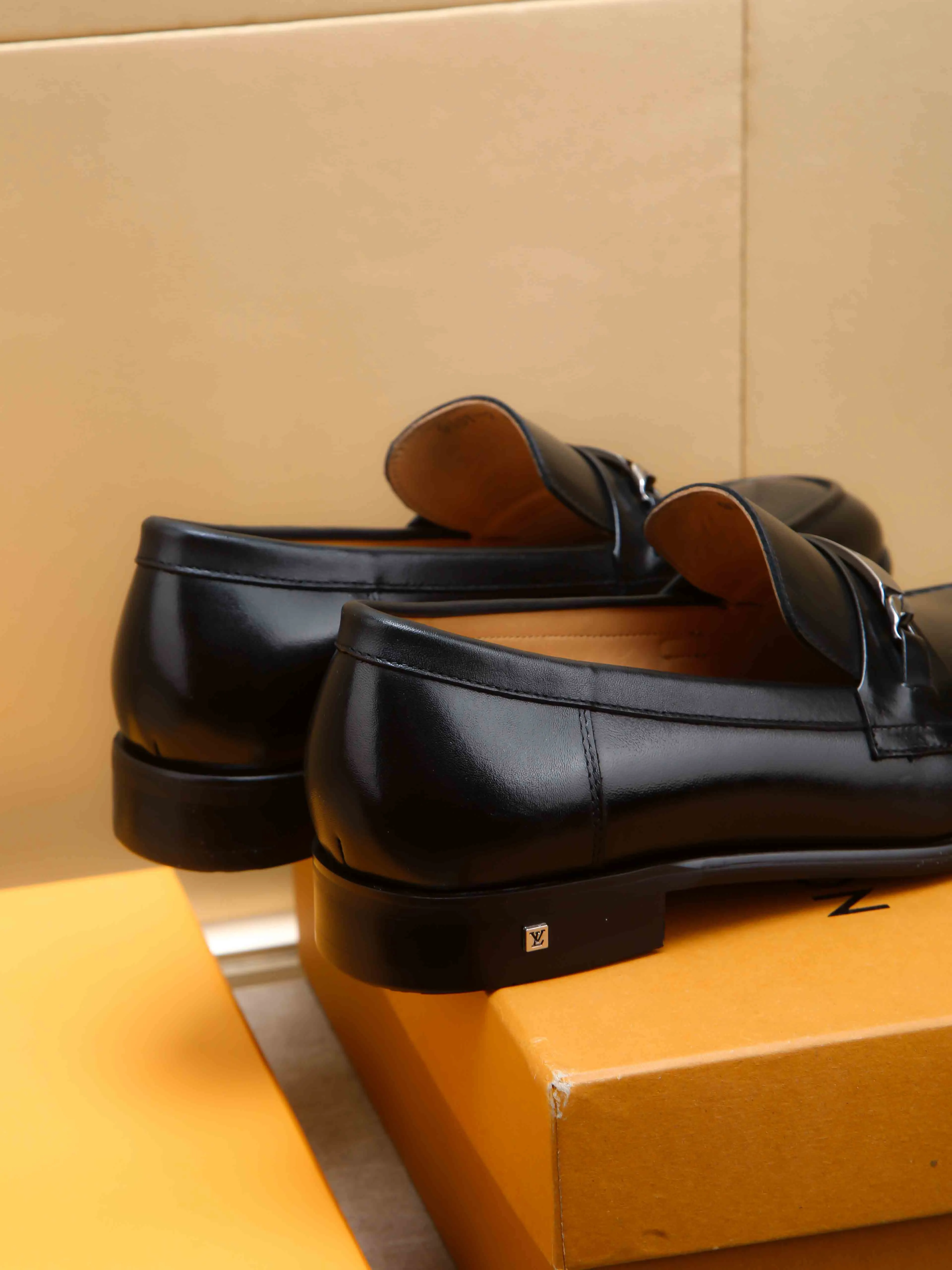 Men's shoes 💰 460 💰 Louis Vuitton LV ® 🆕 model 🔛Full shoe counter, first layer cowhide, 🐂leather lined casual shoes for men, super soft outsole, essential for driving. Counter synchronization, original first layer cowhide, completely 1:1 mold customization🌹top version, color optional! Number: 39-44 (customized at 38.45)